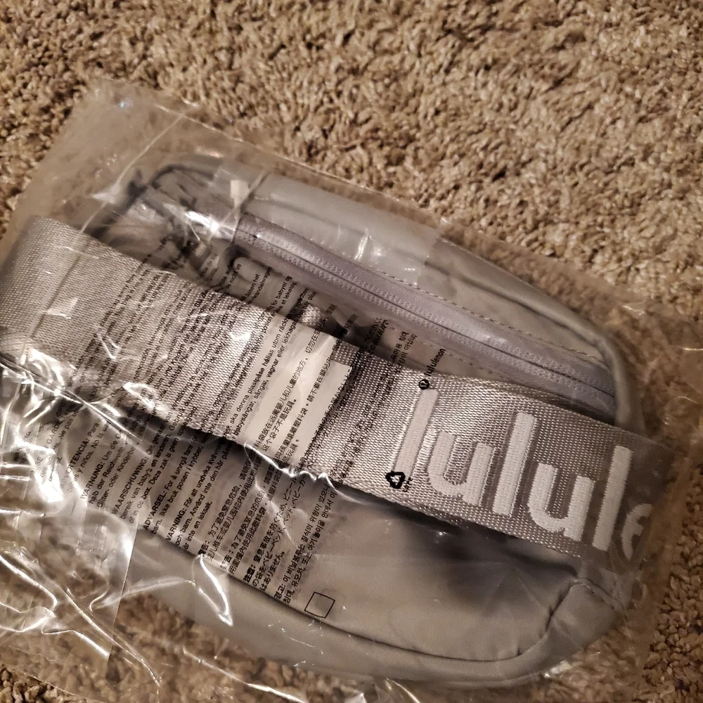 🆕 RARE LULULEMON EVERYWHERE BELT BAG (SILVER DROP/WHITE WORDMARK) - NEW COLOR